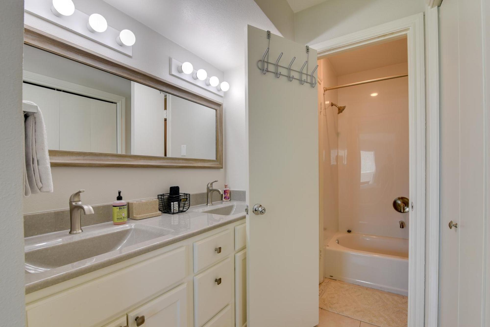 Galveston Townhome With Balconies Walk To Beach! Eksteriør billede